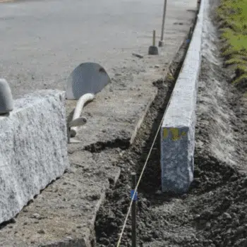 Bordure en Granit Toutes Faces Éclatées